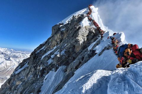 Hochsaison im Himalaya: Dicht an dicht reihen sich die Alpinisten am Gipfelgrat des Mount Everest. Schon bald gibt es Gegenverkehr durch absteigende und umkehrende Kletterer.