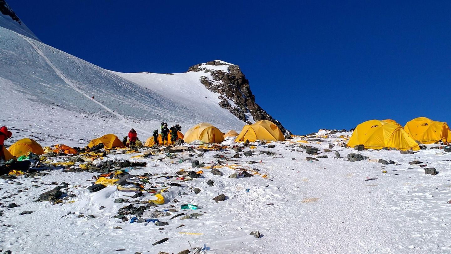 Durch Müllhalden auf dem Weg nach oben: Über mehrere Zwischenlager geht es in mehreren Tagen in Richtung Südgipfel. Diese Route benutzten auch die Erstbegeher – Tenzing Norgay und Edmund Hillary –  bei ihrer Gipfelbesteigung im Jahre 1953.