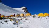 Durch Müllhalden auf dem Weg nach oben: Über mehrere Zwischenlager geht es in mehreren Tagen in Richtung Südgipfel. Diese Route benutzten auch die Erstbegeher – Tenzing Norgay und Edmund Hillary –  bei ihrer Gipfelbesteigung im Jahre 1953.