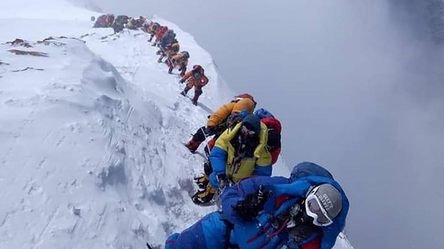 Mount Everest Stau auf dem Gipfelgrat fordert elftes Todesopfer STERN.de