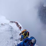 Der Aufstieg nimmt mehrere Tage in Anspruch. Ab 7500 Metern beginnt die Todeszone. Über weite Strecken sind Fixseile gespannt, und die meisten Alpinisten tragen Atemmasken mit Sauerstoffversorgung aus Flaschen.