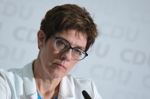 Muss sich nach Aussagen zur "Meinungsmache" im Netz gegen scharfe Kritik wehren: CDU-Chefin Annegret Kramp-Karrenbauer