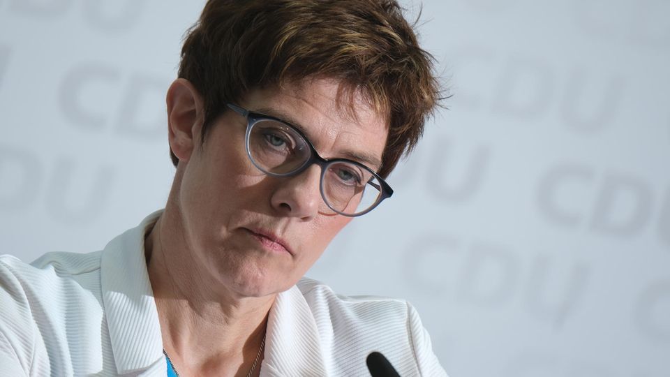 Muss sich nach Aussagen zur "Meinungsmache" im Netz gegen scharfe Kritik wehren: CDU-Chefin Annegret Kramp-Karrenbauer