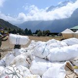 Trauriger Rekord: Da die Müllberge im Basislager und in den Hochlagern immer höher werden, müssen regelmäßig "Müllexpeditionen" abgehalten werden. Diese Tage wurden 10 Tonnen eingesammelt.