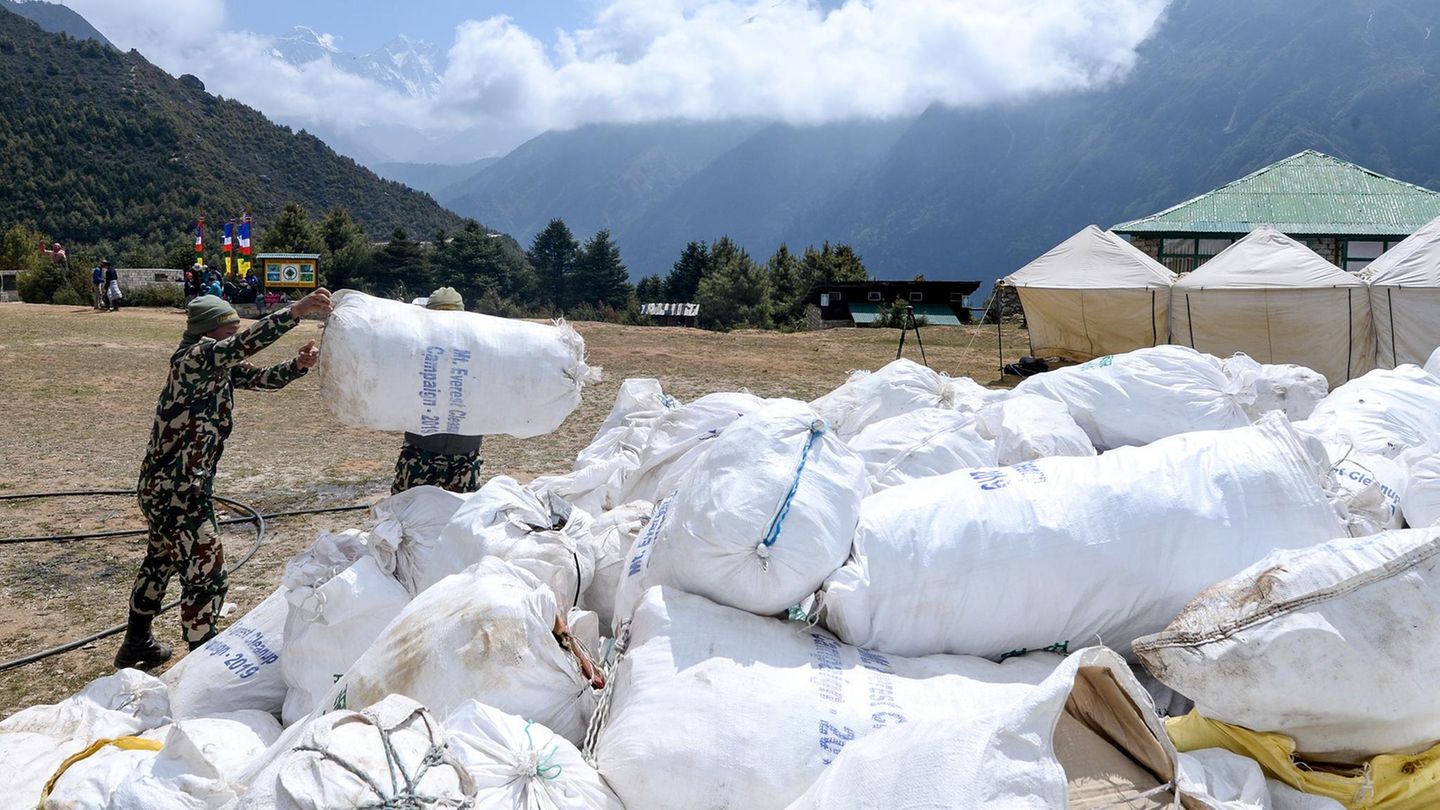 Trauriger Rekord: Da die Müllberge im Basislager und in den Hochlagern immer höher werden, müssen regelmäßig "Müllexpeditionen" abgehalten werden. Diese Tage wurden 10 Tonnen eingesammelt.