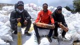 Alles andere als nachhaltig: Per Armeehubschraubern werden die Säcke und die weggeworfenen, leeren Sauerstofflflaschen der Bergsteiger aus Namche Bazar ausgeflogen.
