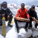 Alles andere als nachhaltig: Per Armeehubschraubern werden die Säcke und die weggeworfenen, leeren Sauerstofflflaschen der Bergsteiger aus Namche Bazar ausgeflogen.