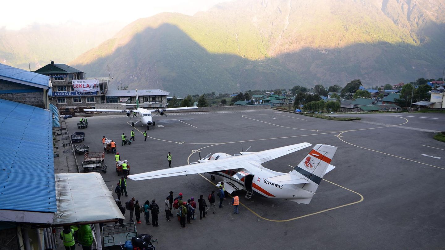Der zum Everest-Basislager nächstgelegene Airport ist der Flughafen Lukla, der als einer der gefährlichsten Airports der Welt gilt. Lukla mit der nur 527 Meter langen Piste ist das logistische Nadelöhr jeder Everest-Expedition.