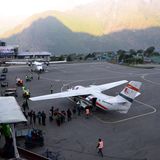 Der zum Everest-Basislager nächstgelegene Airport ist der Flughafen Lukla, der als einer der gefährlichsten Airports der Welt gilt. Lukla mit der nur 527 Meter langen Piste ist das logistische Nadelöhr jeder Everest-Expedition.