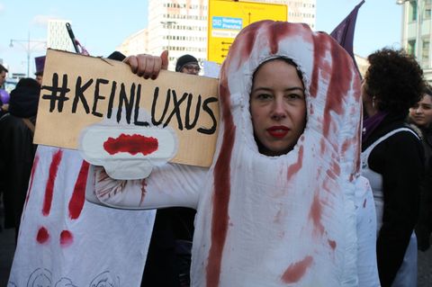 Frau mit #keinluxus Schild