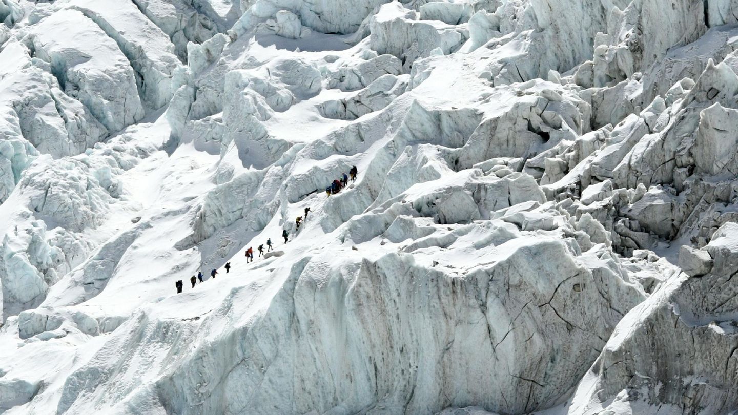 Die klassische Südroute führt vom Basislager zunächst durch das eisige Labyrinth des Khumbu-Gletschers 