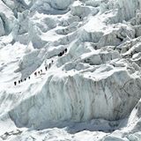 Die klassische Südroute führt vom Basislager zunächst durch das eisige Labyrinth des Khumbu-Gletschers 