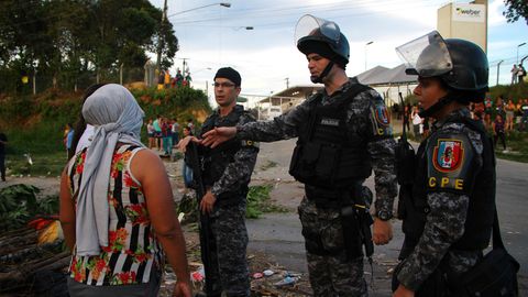 gefängnis-chaos in brasilien: polizisten sprechen mit einer angehörigen