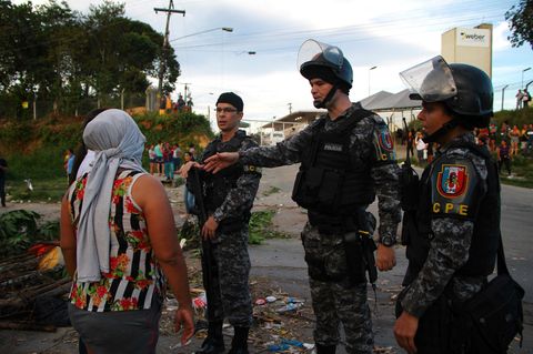 gefängnis-chaos in brasilien: polizisten sprechen mit einer angehörigen