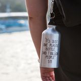 2. Trinken unterwegs  Regelmäßig trinken beugt Kopfschmerzen vor und ist ein alltägliches Ritual. Häufig greifen wir dabei auf eine herkömmliche Pfandflasche aus Plastik zurück. Schließlich lassen sich die Flaschen überall kaufen und sind die einfachste Lösung, wenn wir unterwegs Durst bekommen. Wer sich zu Hause schon Gedanken macht und weiß, dass er einen längeren Tag vor sich hat, der kann eine praktische und nachhaltige Trinkflasche aus Edelstahl einpacken. Edelstahl ist zu 100% recycelbar, lebensmittelecht und frei von Weichmachern.