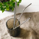 4. Strohhalme für unterwegs  So manches Getränk lässt sich viel besser mit einem Strohhalm genießen. Standard sind Strohhalme aus Plastik, die umweltschädlichen Müll erzeugen. Zeit umzudenken und auf praktische Strohhalme aus Edelstahl umzusteigen. Die Halme sehen nicht nur super aus, sondern sind auch zu 100 % recycelbar. 