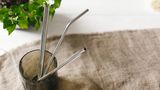 4. Strohhalme für unterwegs  So manches Getränk lässt sich viel besser mit einem Strohhalm genießen. Standard sind Strohhalme aus Plastik, die umweltschädlichen Müll erzeugen. Zeit umzudenken und auf praktische Strohhalme aus Edelstahl umzusteigen. Die Halme sehen nicht nur super aus, sondern sind auch zu 100 % recycelbar. 