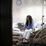 Ende eines Albtraums: Die indische Bergsteigerin Ameesha Chauhan holte sich beim stundenlangen Warten im Stau auf dem Gipfelgrat des Mount Everest schwere Erfrierungen .