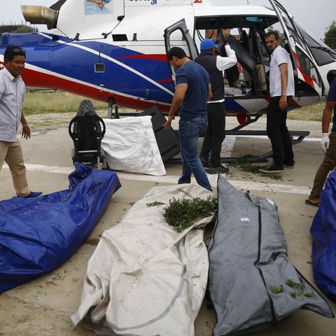 Mount Everest: Ein Team der Nepal Army lädt die sterblichen Überreste von vier Bergsteigern aus einem Hubschrauber