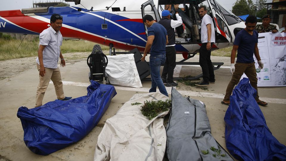 Mount Everest: Ein Team der Nepal Army lädt die sterblichen Überreste von vier Bergsteigern aus einem Hubschrauber