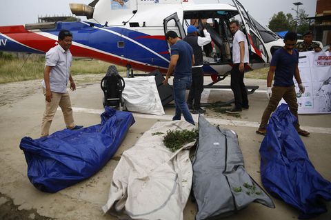 Mount Everest: Ein Team der Nepal Army lädt die sterblichen Überreste von vier Bergsteigern aus einem Hubschrauber