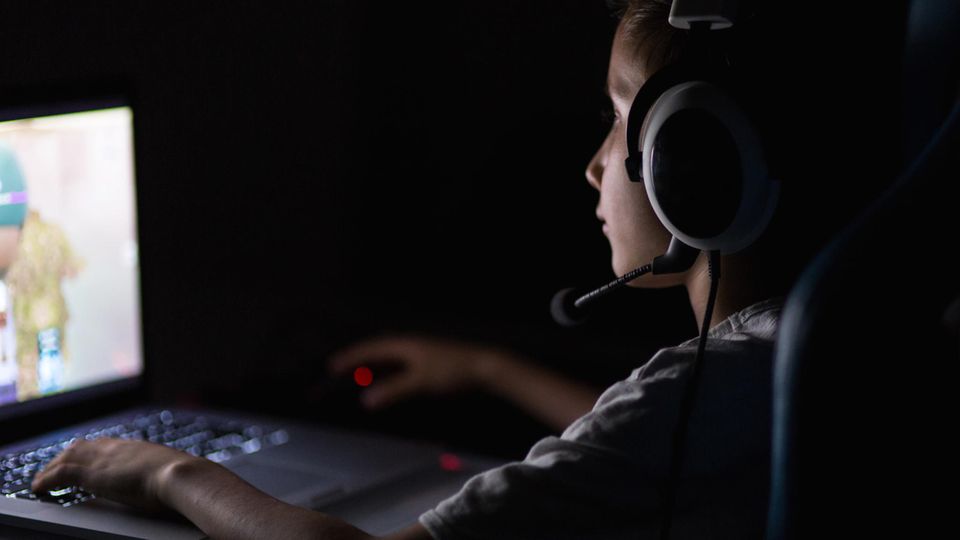 Spielsucht: Ein Junge spielt am Computer