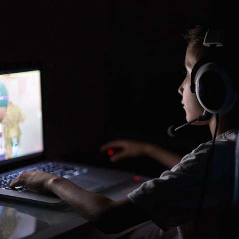 Spielsucht: Ein Junge spielt am Computer