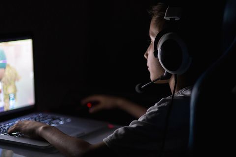 Spielsucht: Ein Junge spielt am Computer