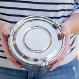 5. Essen unterwegs  Eine praktische Transportmöglichkeit für verschiedene Mahlzeiten sind Lunchboxen aus Edelstahl. Du kannst darin Essen von Zuhause mitnehmen oder in Supermärkten, beispielsweise an der Salatbar, Essen abfüllen. So sparst du dir Plastikverpackungen und hast immer dein liebstes Essen bei dir.