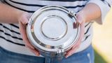 5. Essen unterwegs  Eine praktische Transportmöglichkeit für verschiedene Mahlzeiten sind Lunchboxen aus Edelstahl. Du kannst darin Essen von Zuhause mitnehmen oder in Supermärkten, beispielsweise an der Salatbar, Essen abfüllen. So sparst du dir Plastikverpackungen und hast immer dein liebstes Essen bei dir.