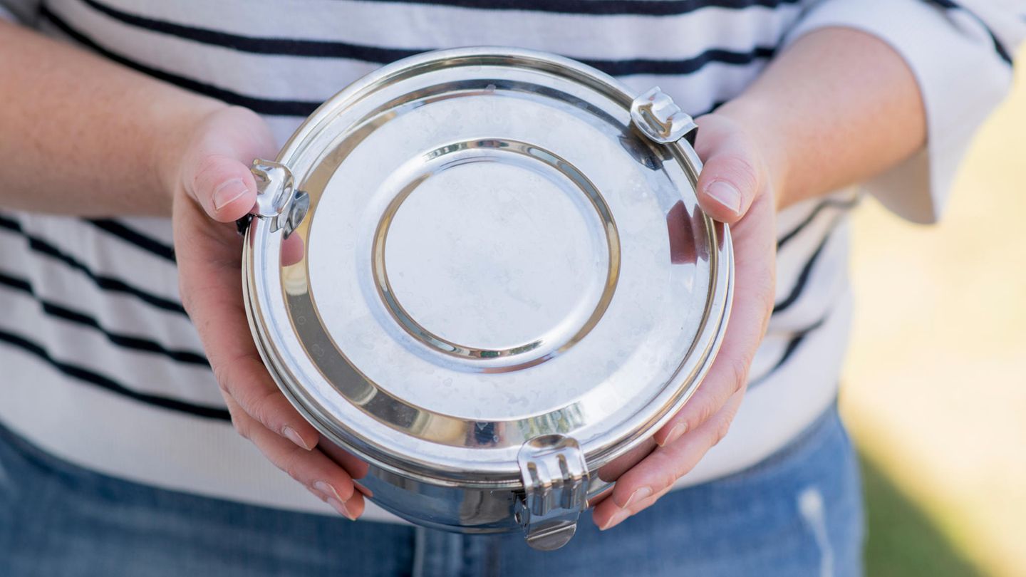 5. Essen unterwegs  Eine praktische Transportmöglichkeit für verschiedene Mahlzeiten sind Lunchboxen aus Edelstahl. Du kannst darin Essen von Zuhause mitnehmen oder in Supermärkten, beispielsweise an der Salatbar, Essen abfüllen. So sparst du dir Plastikverpackungen und hast immer dein liebstes Essen bei dir.
