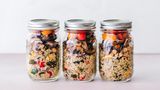 3. Einmachgläser für unterwegs  Diese Alleskönner eignen sich für verschiedene Dinge. Du kannst in Einmachgläsern Lunch, Snacks und auch Desserts transportieren und mit zur Arbeit oder Uni nehmen. Für den Einkauf im Supermarkt oder in Läden, die unverpackte Lebensmittel anbieten, eignet sich das Glasgefäß auch ideal. Die Gläser lassen sich sogar für Kaffee und andere Getränke verwenden. In Kombination mit einem Strohhalm aus Edelstahl ist das super nachhaltig.