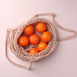 1. Einkaufsnetz aus Baumwolle  Plastiktüten kosten mittlerweile nicht nur Geld, viele Konsumenten lehnen den Gebrauch der Tüten aus Überzeugung ab. Deswegen ist es Zeit für eine praktische Alternative, die in jede Taschen und jeden Rucksack passt. Baumwoll-Tragenetze gibt es in allen Farben und Größen. Du kannst darin deine Einkäufe verstauen und verzichtest komplett auf Plastik. Wenn du Obst und Gemüse einkaufst und eine plastikfreie Aufbewahrung suchst, dann können auch diese Tragenetze die Lösung sein.