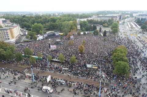 Tausende Besucher strömen auf das "Wir-sind-mehr"-Konzert in Chemnitz