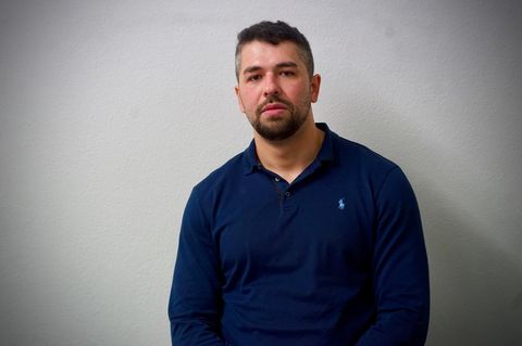 Irfan Peci erzählt im Mono-Podcast über seine islamistische Radikalisierung