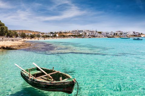Schwebt über dem kristallklaren Wasser: Boot vor der Küste von Koufonisia