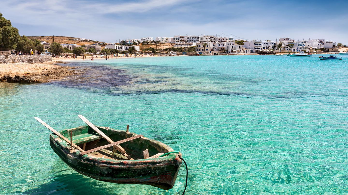 Schwebt über dem kristallklaren Wasser: Boot vor der Küste von Koufonisia