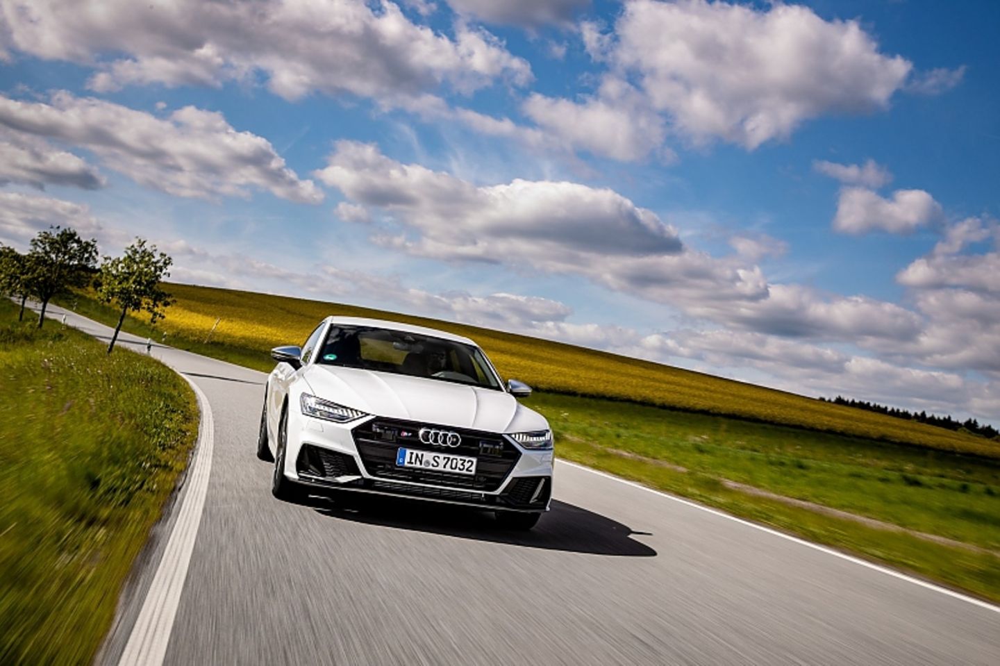 Dank der Hinterachslenkung kommt der Audi S7 Sportback TDI erstaunlich agil um die Kurven
