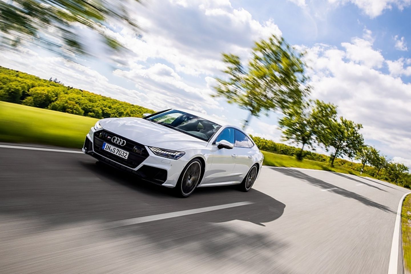 Der Audi S7 Sportback TDI hat ein Sportfahrwerk, dass die Karosserie um zehn Millimeter tiefer über den Asphalt flitzen lässt