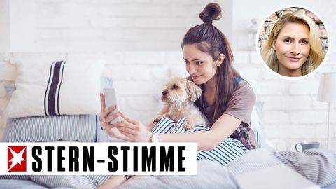 Mädchen macht ein Selfie mit Hund