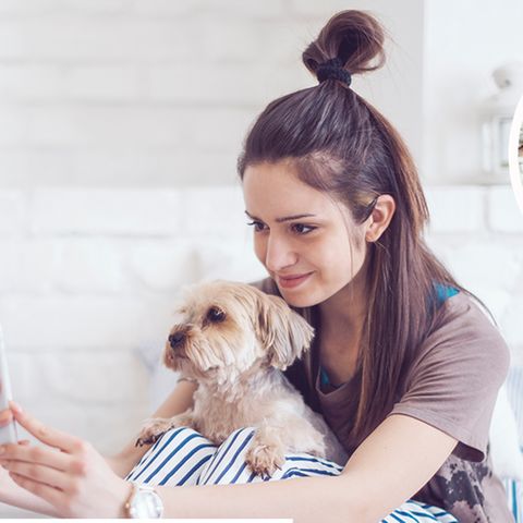 Mädchen macht ein Selfie mit Hund