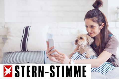 Mädchen macht ein Selfie mit Hund