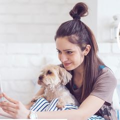 Mädchen macht ein Selfie mit Hund