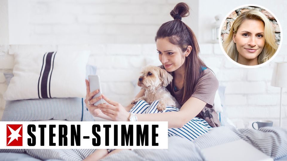 Mädchen macht ein Selfie mit Hund