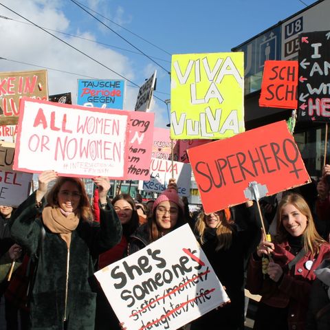 Demonstranten mit Schildern