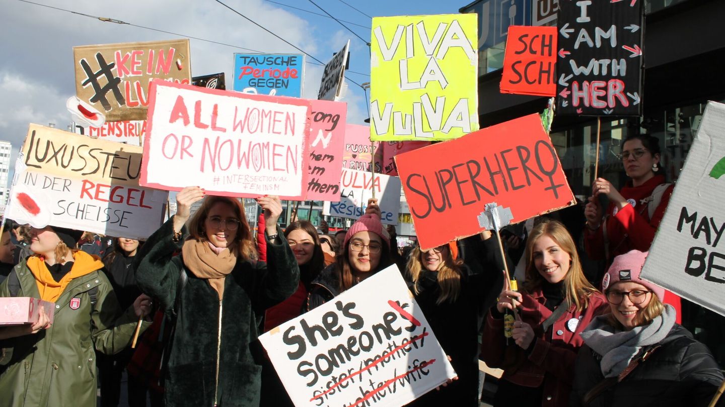 Demonstranten mit Schildern