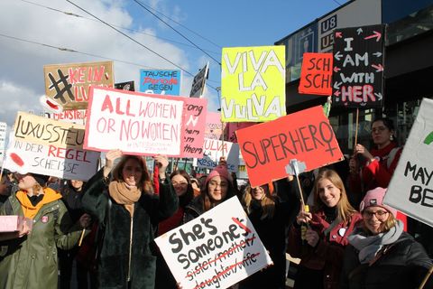 Demonstranten mit Schildern