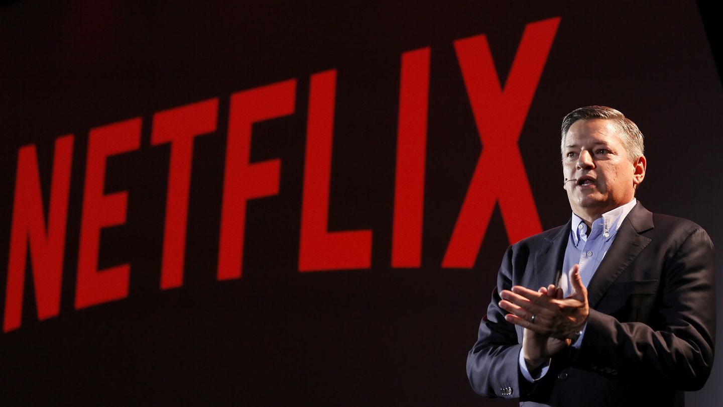 Ted Sarandos hält eine Präsentation in Rom. Hinter ihm prangt rot auf schwarz das der Netflix-Schriftzug.