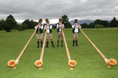 Tegernseer Alphornbläser spielen im Golfclub Beuerberg