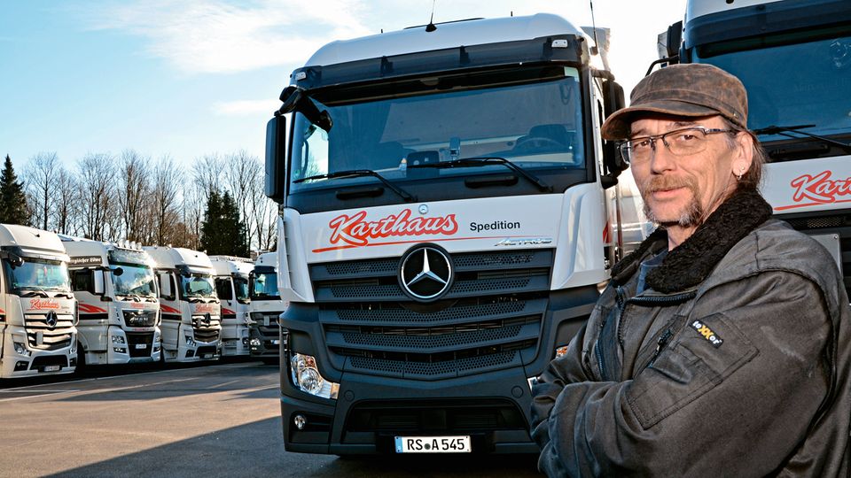 Unbezahlte Überstunden: Udo Skoppeck, 57, Lkw-Fahrer aus Solingen Fünf Stopps zum Be- und Entladen hat Udo Skoppeck an diesem Tag gemacht. Immer wieder musste er die Planen öffnen, Paletten abladen, warten – einmal ganze drei Stunden. Das konnte er als Ruhezeit deklarieren, die nicht als Arbeitszeit gilt. Jetzt ist es kurz nach 18 Uhr. „Meine neun Stunden Fahrzeit sind abgelaufen“, sagt er. „Ich habe alle Pausen gemacht und habe 30 Kilometer von zu Hause entfernt einen Rastplatz angesteuert.“ Skoppeck ist seit 14 Stunden unterwegs. Jetzt macht er Feierabend – im Lkw. Er wird in der Kabine schlafen, um am nächsten Morgen pünktlich in Düsseldorf die erste Fracht auszuliefern. „Meist bin ich fünf Tage am Stück unterwegs. Ich empfinde das nicht als Arbeitszeit. Es ist doch viel wert, wenn man seinen Job gerne macht.“ Skoppeck sagt, er sei Trucker aus Leidenschaft. „Leidenschaft muss man wörtlich nehmen: Sie schafft auch Leiden.“ Fast 40 Jahre macht er den Job, seine erste Ehe ist daran kaputtgegangen. Auch heute muss er sich oft für die vielen Stunden rechtfertigen, die er weg ist. Seine Fahrzeiten werden über den elektronischen Tacho streng überwacht. „Die Kontrolle ist okay: Ich hätte es zwar gerne flexibler, aber viele Fahrer würden dann sicher von ihren Disponenten stärker unter Druck gesetzt und von ihren Chefs ausgenutzt. Freiheit ist eben ein zweischneidiges Schwert.“ Udo Skoppeck, 57, Lkw-Fahrer aus Solingen Fünf Stopps zum Be- und Entladen hat Udo Skoppeck an diesem Tag gemacht. Immer wieder musste er die Planen öffnen, Paletten abladen, warten – einmal ganze drei Stunden. Das konnte er als Ruhezeit deklarieren, die nicht als Arbeitszeit gilt. Jetzt ist es kurz nach 18 Uhr. „Meine neun Stunden Fahrzeit sind abgelaufen“, sagt er. „Ich habe alle Pausen gemacht und habe 30 Kilometer von zu Hause entfernt einen Rastplatz angesteuert.“ Skoppeck ist seit 14 Stunden unterwegs. Jetzt macht er Feierabend – im Lkw. Er wird in der Kabine schlafen, um am nächsten Morgen pünktlich in Düsseldorf die erste Fracht auszuliefern. „Meist bin ich fünf Tage am Stück unterwegs. Ich empfinde das nicht als Arbeitszeit. Es ist doch viel wert, wenn man seinen Job gerne macht.“ Skoppeck sagt, er sei Trucker aus Leidenschaft. „Leidenschaft muss man wörtlich nehmen: Sie schafft auch Leiden.“ Fast 40 Jahre macht er den Job, seine erste Ehe ist daran kaputtgegangen. Auch heute muss er sich oft für die vielen Stunden rechtfertigen, die er weg ist. Seine Fahrzeiten werden über den elektronischen Tacho streng überwacht. „Die Kontrolle ist okay: Ich hätte es zwar gerne flexibler, aber viele Fahrer würden dann sicher von ihren Disponenten stärker unter Druck gesetzt und von ihren Chefs ausgenutzt. Freiheit ist eben ein zweischneidiges Schwert.“